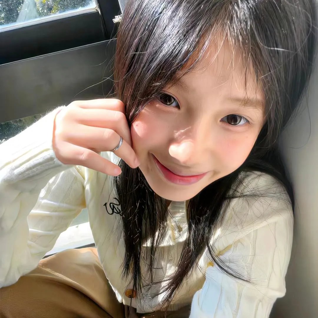 举杯畅饮的姐姐们